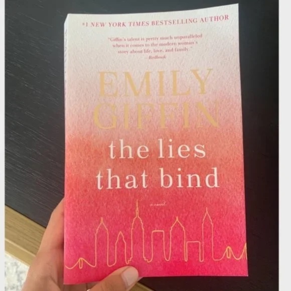 Paperback Book: The Lies that Bind by Emily Giffin - Picture 1 of 2